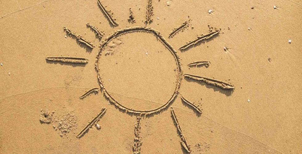 Sol tegnet i sand.