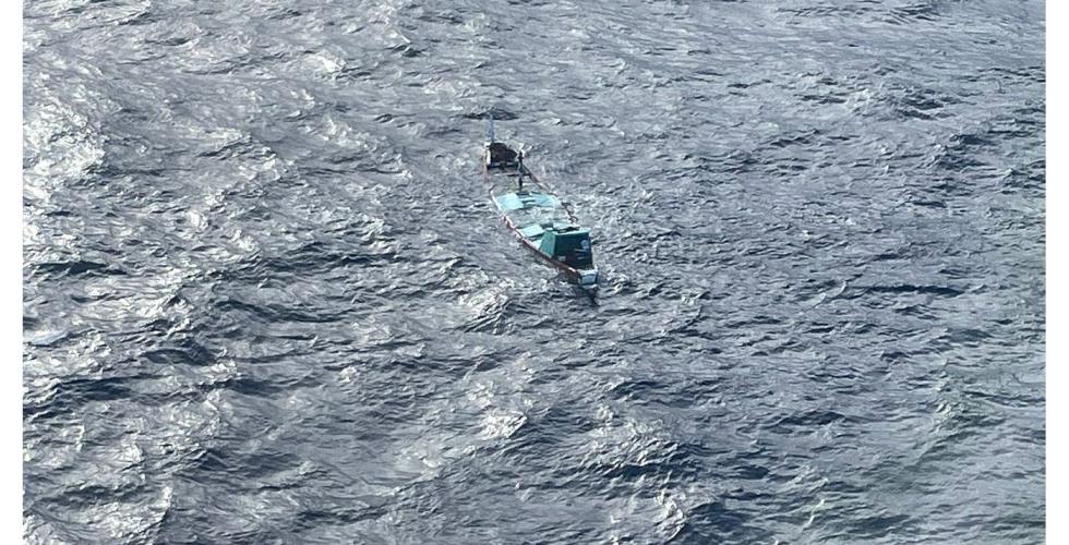 Ni personer reddet fra synkende flyktningbåt utenfor Kanariøyene.
