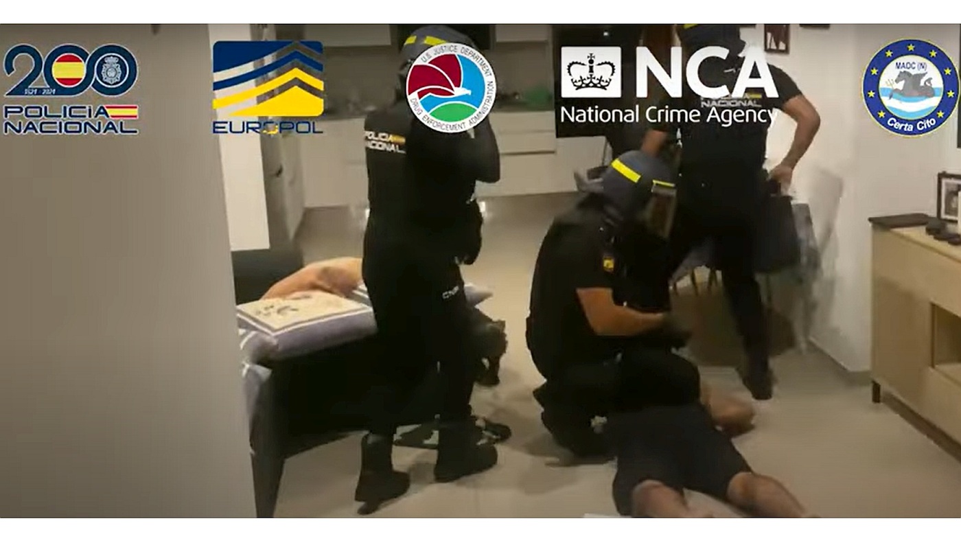 Politi arresterer mistenkt.