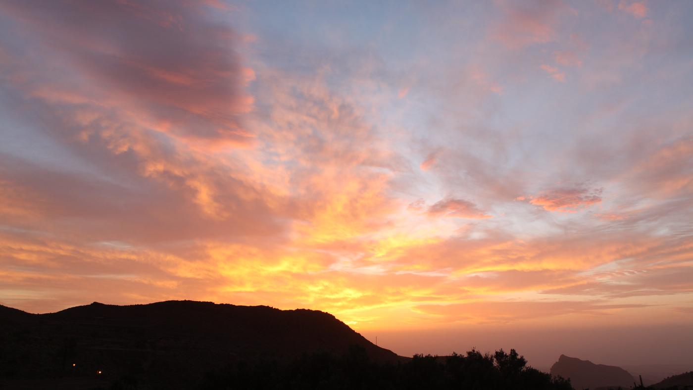 Brennende skyer over fjellkam på Gran Canaria.