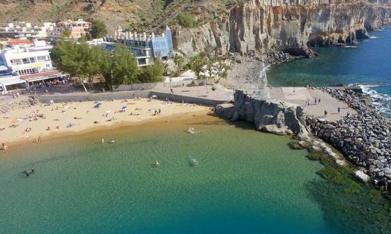 Playa de Mogán, vakker idyll, men nå med tvilsomt badevann. Foto: Mogán Kommune