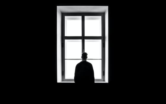 mann foran vindu