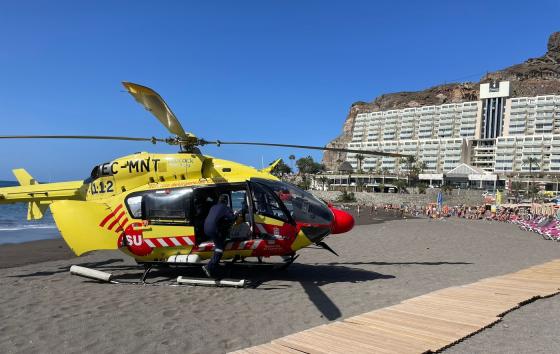 Ambulansehelikopter på Taurito-stranden i Mogán 