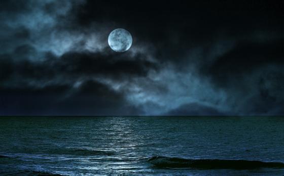 natt måne hav