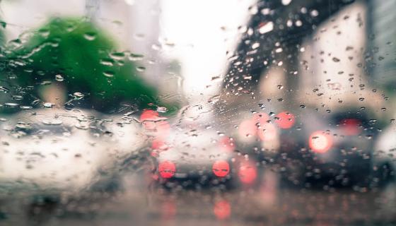 Regn på bilvindu