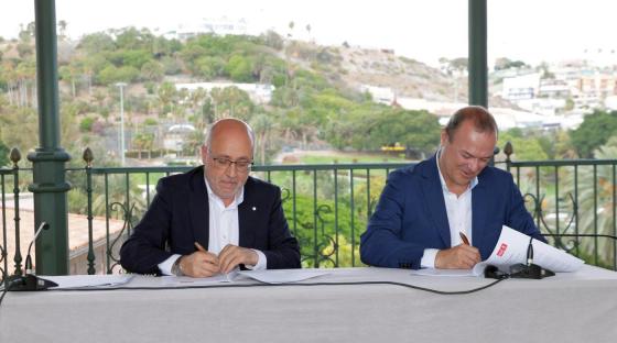Antonio Morales og Augusto Hidalgo signerer avtalen.
