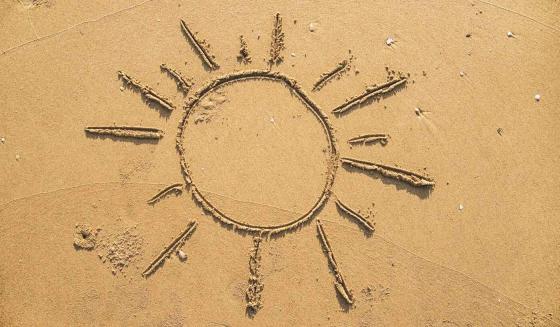 Sol tegnet i sand