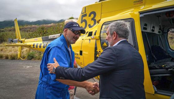 Fernando Clavijo hilser på helikopterpilot.