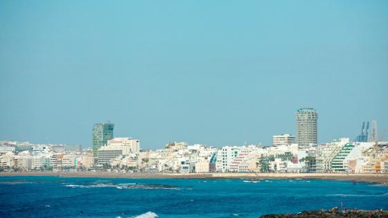 Canteras-stranden i Las Palmas sett fra sjøsiden.