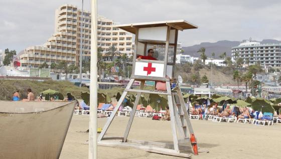 Livreddertårn med badevakt på stranden i Playa Ingles 
