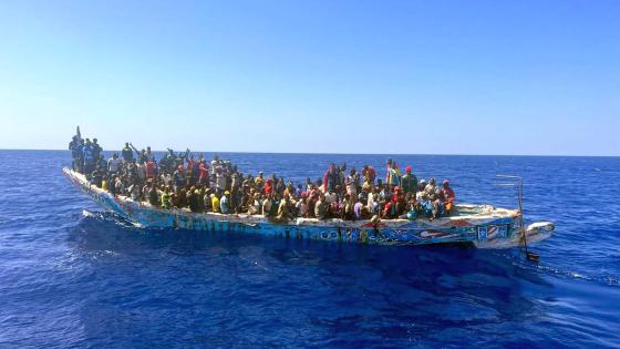 Langkano (cayuco) med migranter og flyktninger utenfor Kanariøyene.