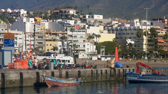 Flyktningbåt ved havnen i Los Cristianos på Tenerife.