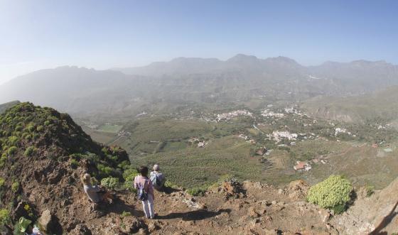 Utsikt ned mot landsbyer på vandringstur i fjellet på Gran Canaria.