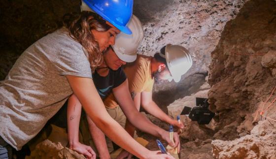 Arkeologer i Cueva Cabezazos i Tegueste på Tenerife.