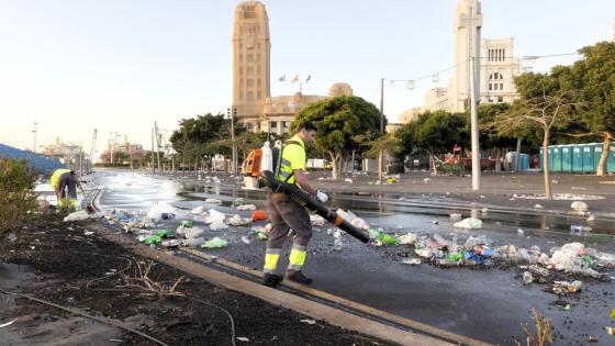 Rydding av søppel etter karneval på Tenerife.