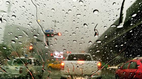 Dårlig sikt i trafikken når det er regnvær.