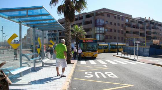 Mange benytter seg av tilbudet med gratis kollektivtransport på Gran Canaria .