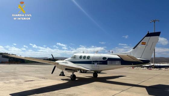 Småfly satt på bakken etter papirjuks på Fuerteventura.