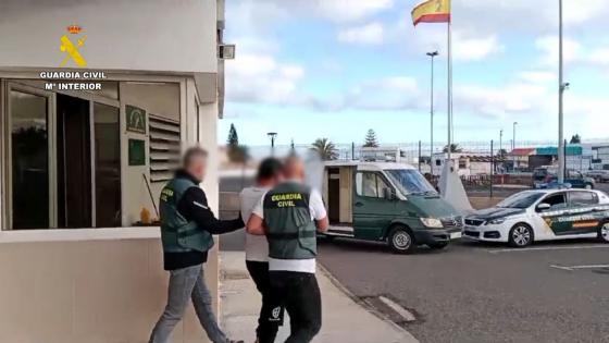 Her føres en av de arresterte bort av politiet.