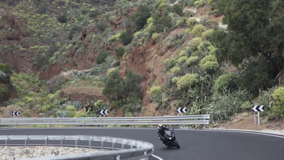 Motorsykkel i sving på fjellvei