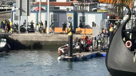 Flyktningbåt ved havnen i Los Cristianos på Tenerife.