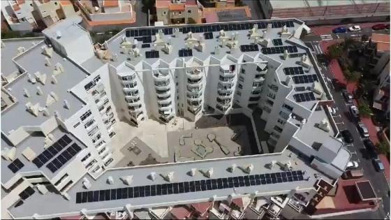 Solceller på tak i Adeje.