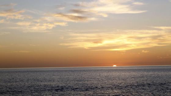Solnedgang ved havet.