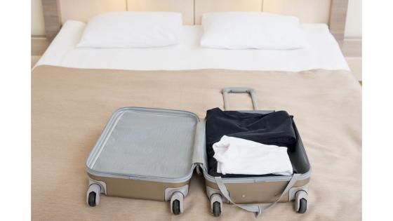 hotellrom seng koffert