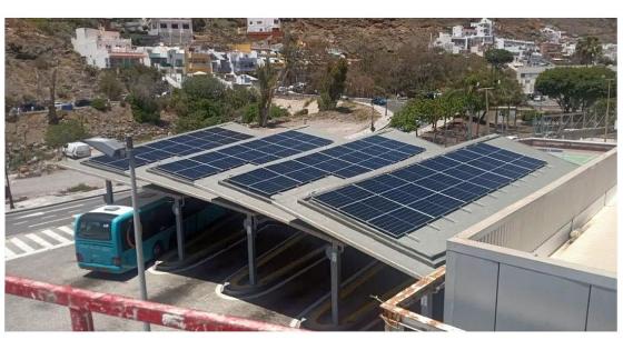 Solceller på taket av busstasjonen i Puerto de Mogán.
