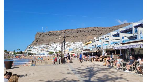 Puerto de Mogan promenade strand mye folk