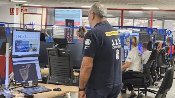 Personell på vaktsentral med pc og telefon