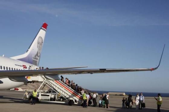 Norwegian-fly passasjerer går om bord.