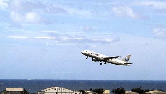 Passasjerfly tar av fra flyplassen på Gran Canaria. 