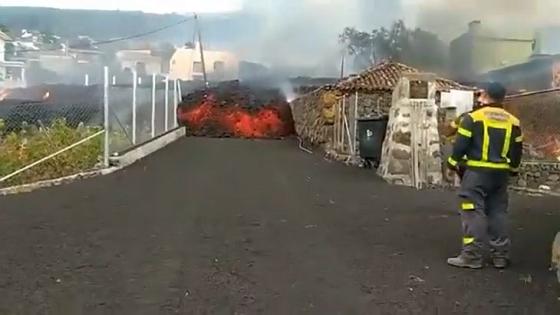 Lava nærmer seg bebyggelse på La Palma.