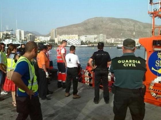 Politi, Røde Kors og frivillige klare til å ta imot båtmigranter på Tenerife.