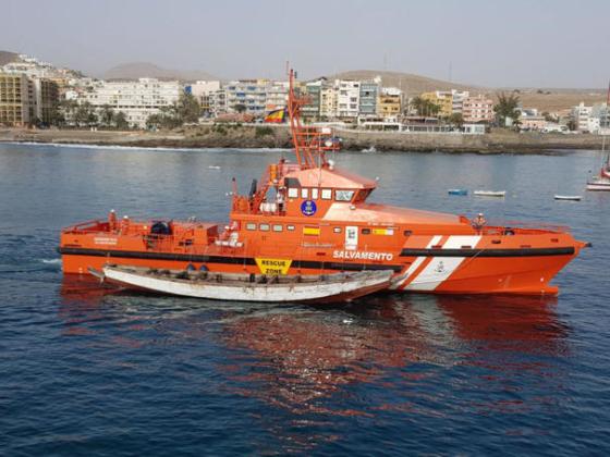 Langkano og redningsbåt utenfor Tenerife.
