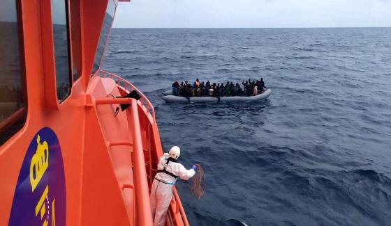 Redningsskøyte møter gummibåt med flyktninger