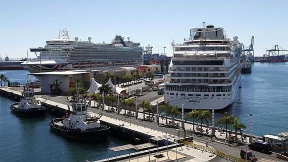 To cruiseskip ved kaianlegg