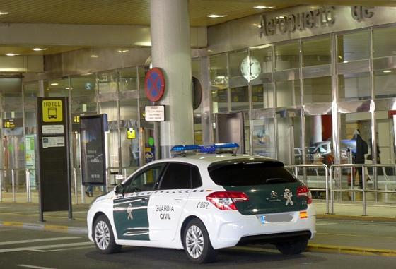 Politibil guardia civil parkert på flyplassterminal