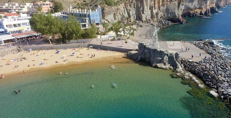 Playa de Mogán, vakker idyll, men nå med tvilsomt badevann. Foto: Mogán Kommune