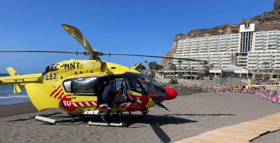 Ambulansehelikopter på Taurito-stranden i Mogán 