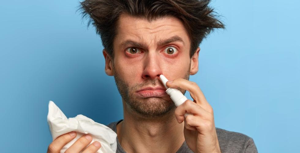 Forkjølet mann influensa nesespray