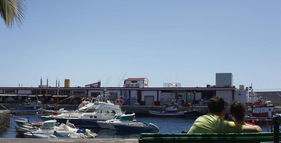 Mogan_Puerto de Mogan_havn_par_benk