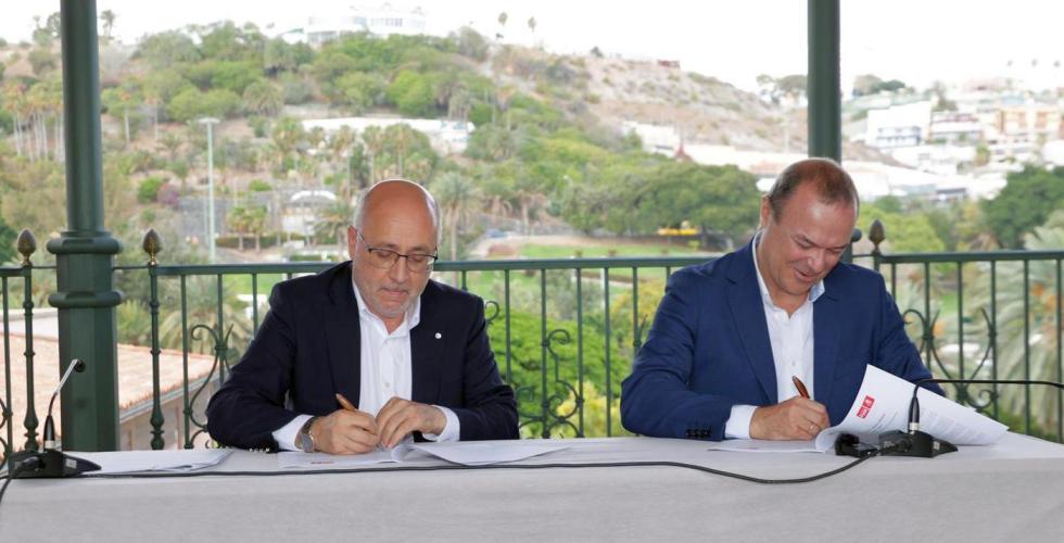 Antonio Morales og Augusto Hidalgo signerer avtalen.