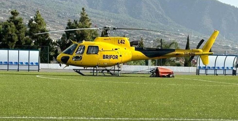 Brannhelikopter skadet etter steinkasting