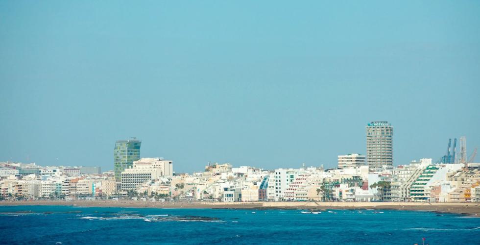 Canteras-stranden i Las Palmas sett fra sjøsiden.