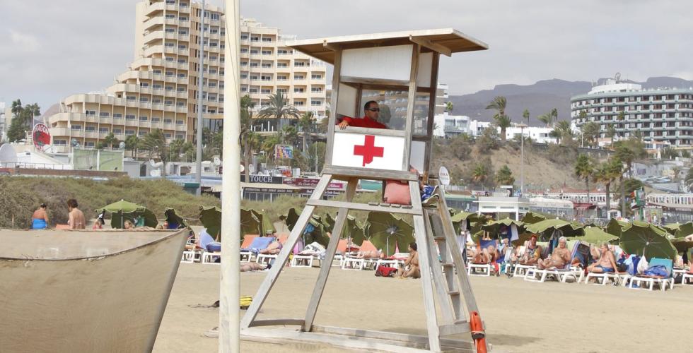 Livreddertårn med badevakt på stranden i Playa Ingles 