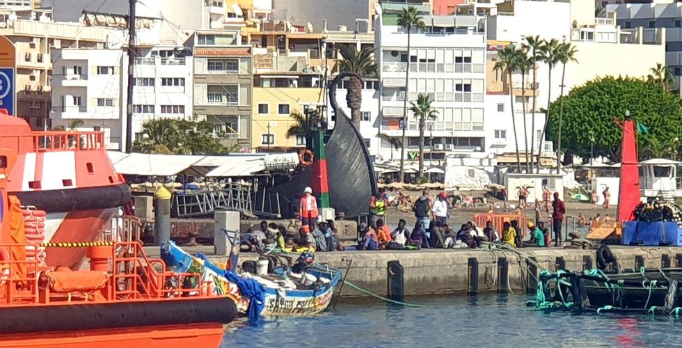 Redningsbåt og flyktningbåt i Los Cristianos. 