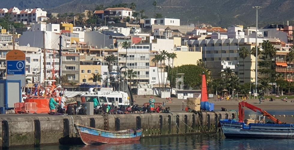 Flyktningbåt ved havnen i Los Cristianos på Tenerife.