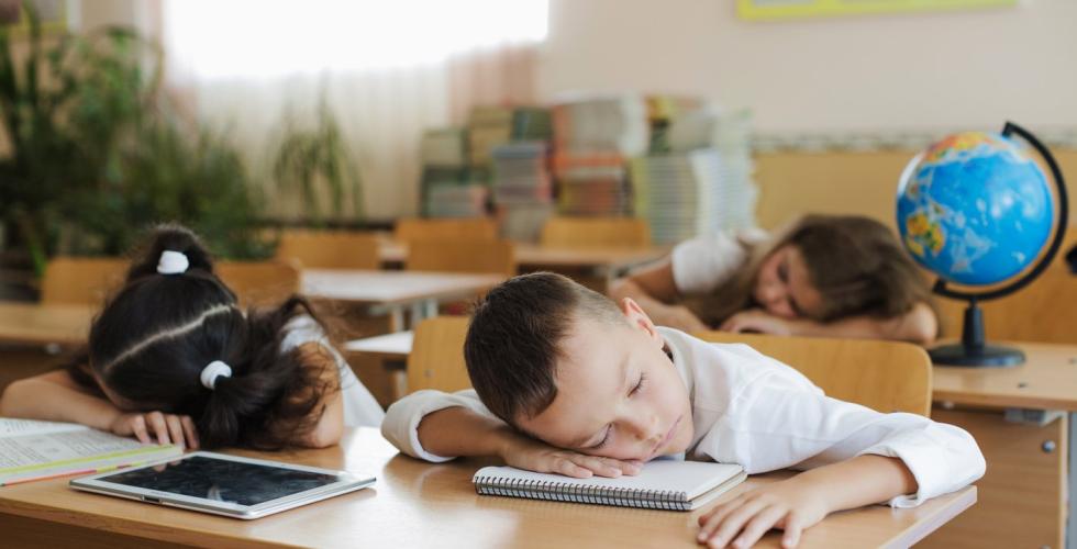 Varmt klasserom med søvnige barn.